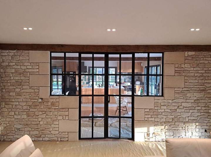 Verrière intérieure, mur en pierre Calvados