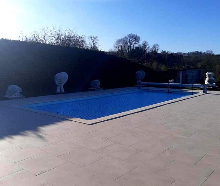 Piscine avec plage en dalles de béton Calvados
